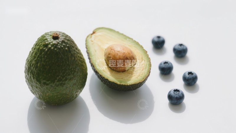 高清大图下载【趣麦麦图】新鲜牛油果与蓝莓的静物组合