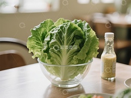 新鲜生菜与沙拉酱摆放在餐桌