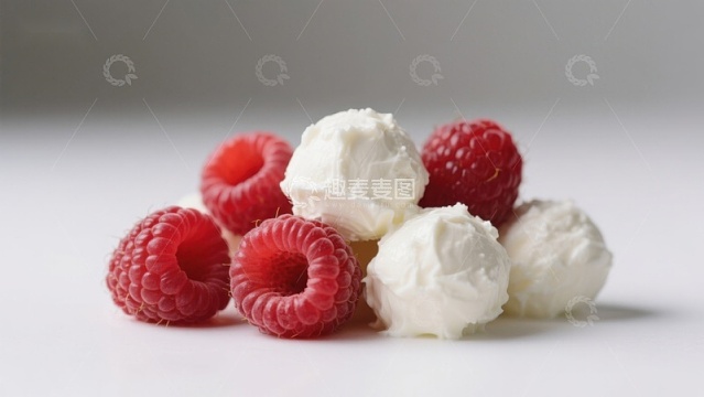 新鲜覆盆子与奶油球