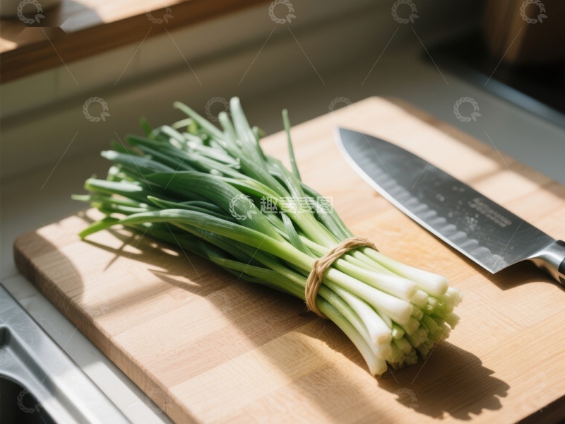 高清大图下载【趣麦麦图】新鲜葱束置于砧板与刀旁