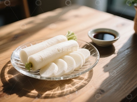 新鲜白萝卜与切片摆盘
