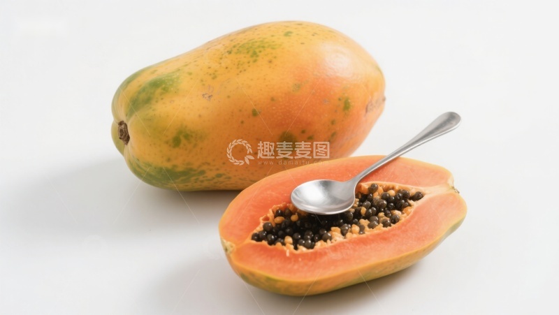 高清大图下载【趣麦麦图】新鲜木瓜切半展示，勺子舀取籽粒
