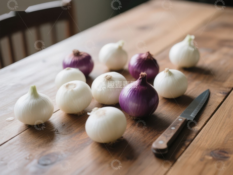 高清大图下载【趣麦麦图】洋葱与大蒜整齐排列于木质桌面