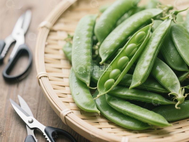 高清大图下载【趣麦麦图】新鲜豌豆荚置于竹篮中