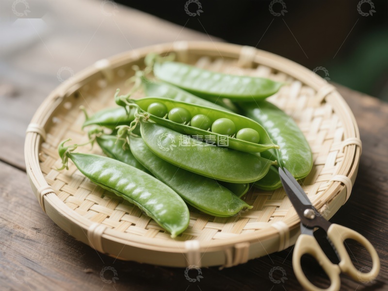 高清大图下载【趣麦麦图】新鲜豌豆荚置于竹篮中