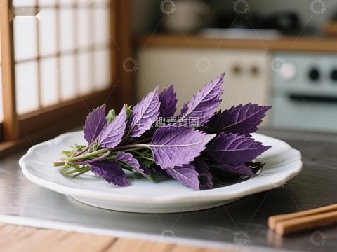紫色香草置于白色盘中