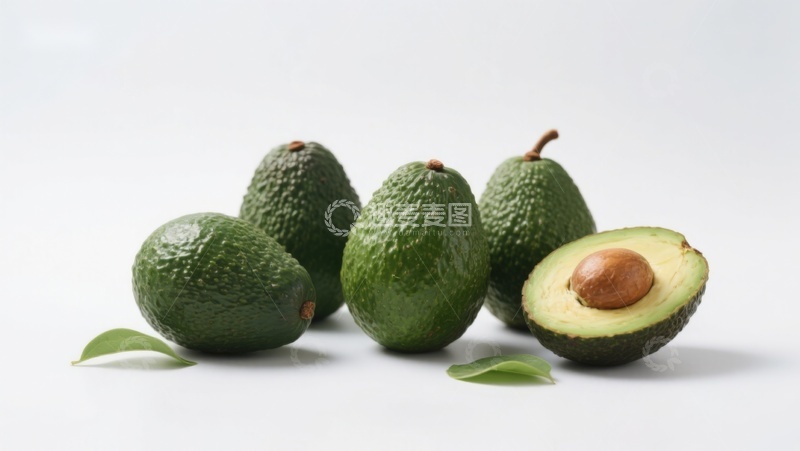 高清大图下载【趣麦麦图】新鲜牛油果与切开的半颗展示