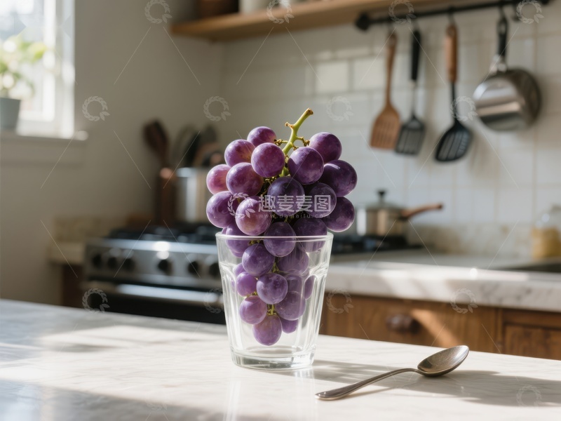 高清大图下载【趣麦麦图】厨房台面上的葡萄杯