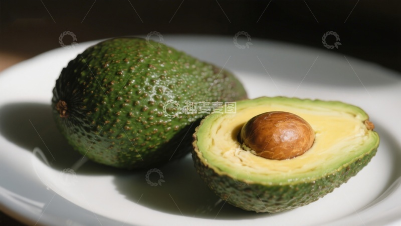高清大图下载【趣麦麦图】新鲜牛油果，一半切开展示果核