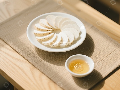 盘中切片与小碟酱料