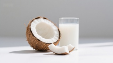 椰子与椰奶，清新健康饮品