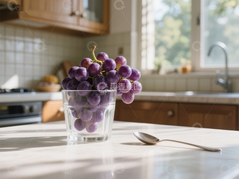 高清大图下载【趣麦麦图】厨房台面上的葡萄杯