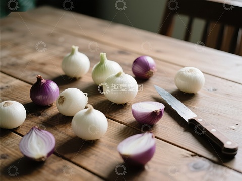 木桌上摆放的洋葱与刀具