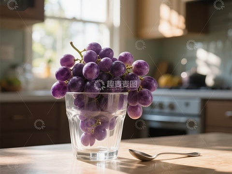 透明玻璃杯中的紫色葡萄