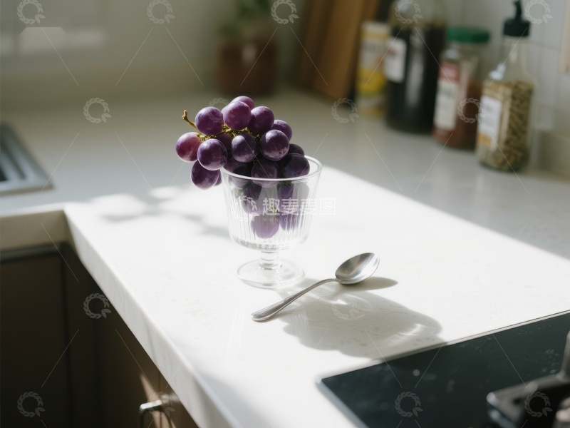 高清大图下载【趣麦麦图】厨房台面上的葡萄与勺子