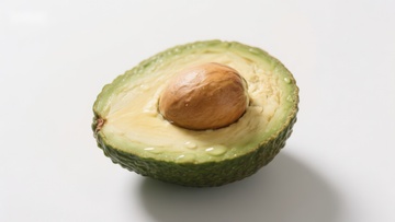 新鲜切开的牛油果