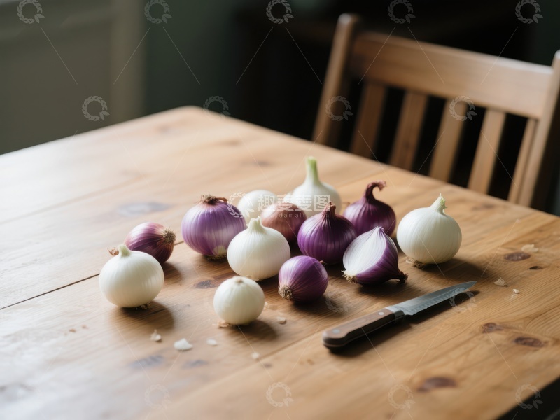 高清大图下载【趣麦麦图】木桌上摆放的多种洋葱与刀具