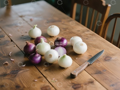 木桌上摆放的多种洋葱与刀具