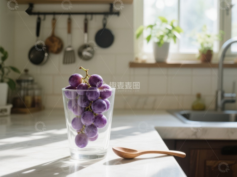 高清大图下载【趣麦麦图】厨房台面上的葡萄杯