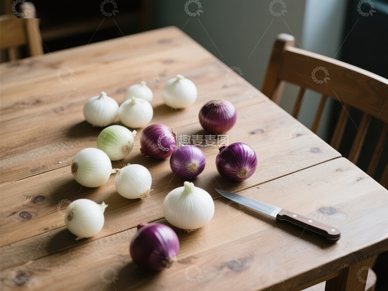 木桌上摆放的洋葱与刀具