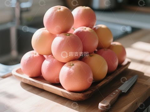 新鲜葡萄柚堆叠在木质托盘上