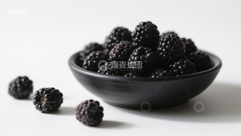 高清大图下载【趣麦麦图】黑莓盛于黑色碗中，背景简洁