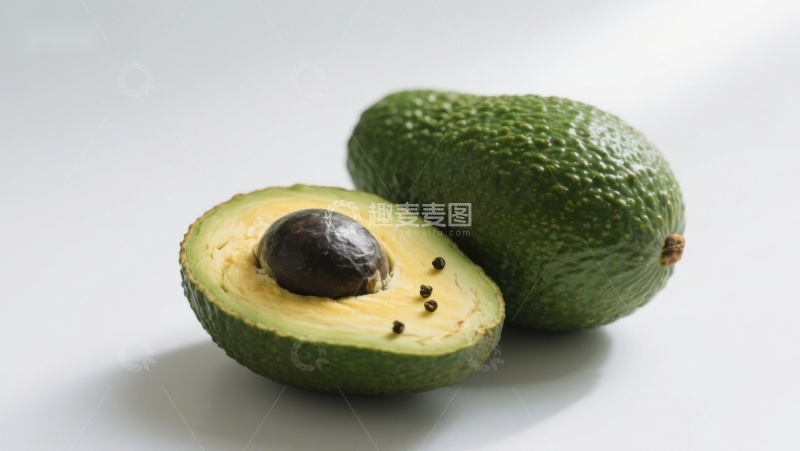 高清大图下载【趣麦麦图】新鲜牛油果，一半切开展示果核