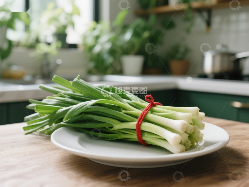 高清大图下载【趣麦麦图】新鲜葱束置于厨房木质桌面上