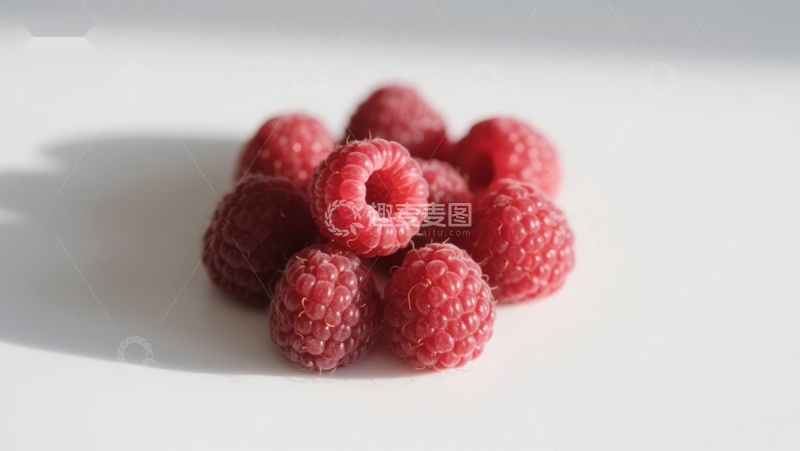 高清大图下载【趣麦麦图】新鲜覆盆子堆叠在白色背景上