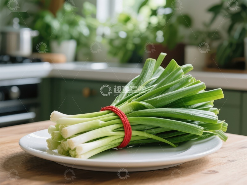 高清大图下载【趣麦麦图】新鲜葱束置于厨房餐桌