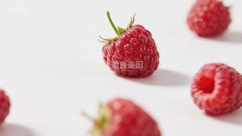 高清大图下载【趣麦麦图】新鲜覆盆子散落白色背景