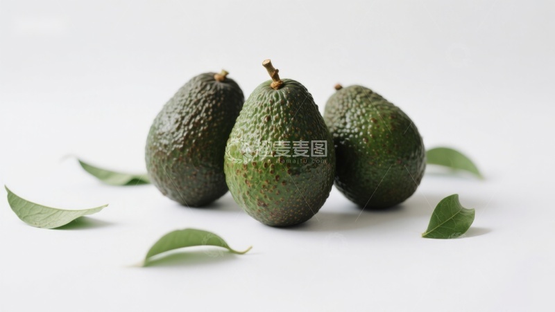 高清大图下载【趣麦麦图】新鲜牛油果与绿叶的静物组合