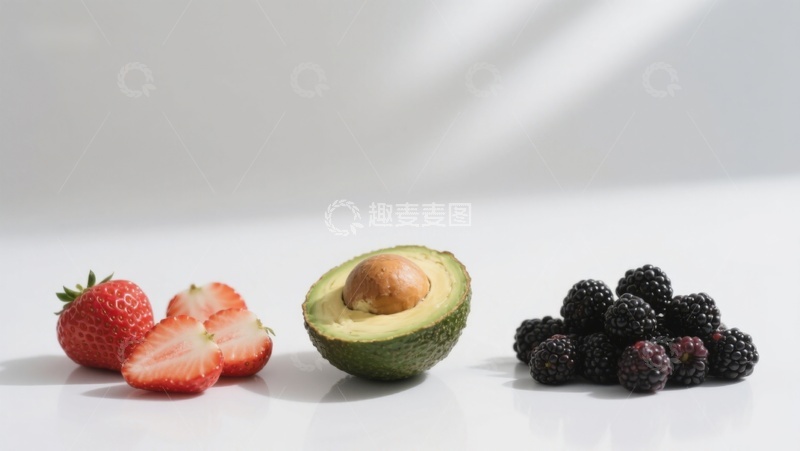 高清大图下载【趣麦麦图】新鲜草莓、牛油果与黑莓的静物组合