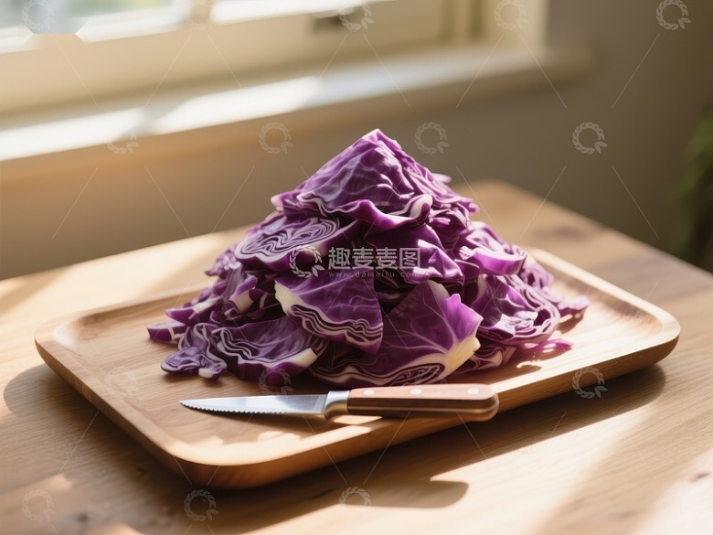 切好的紫甘蓝放在木质砧板上