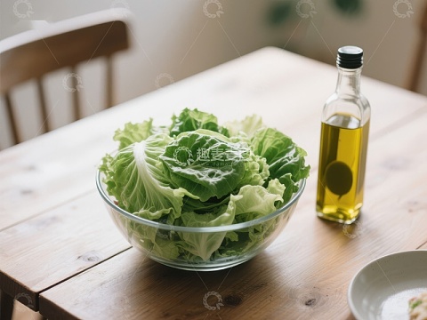 新鲜生菜与橄榄油静置餐桌