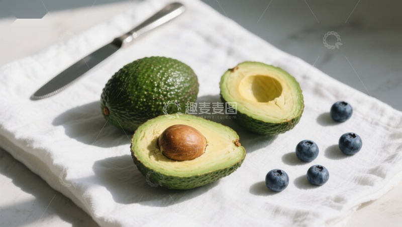 高清大图下载【趣麦麦图】新鲜牛油果与蓝莓的健康组合