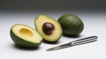 切开的鳄梨与刀具