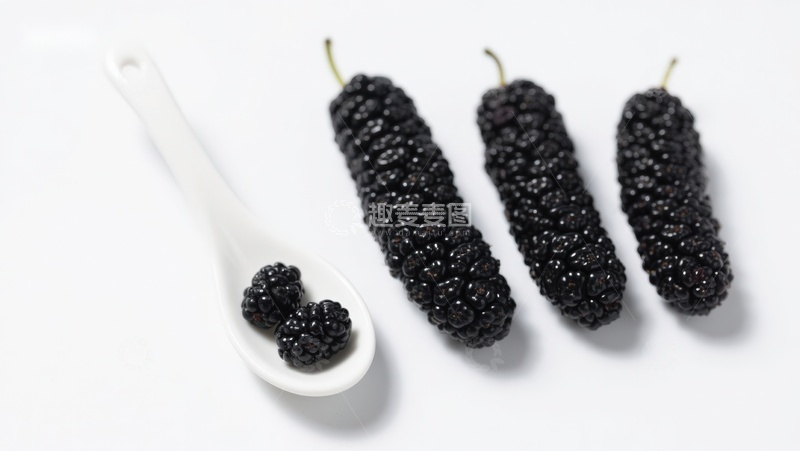 高清大图下载【趣麦麦图】黑桑葚与白色勺子的静物组合