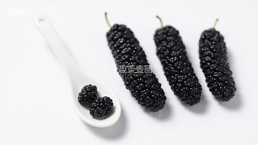 黑桑葚与白色勺子的静物组合