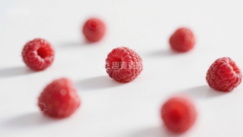 高清大图下载【趣麦麦图】新鲜覆盆子散落白色背景