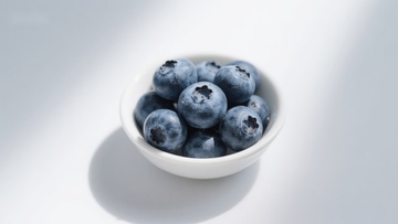 白色碗中的新鲜蓝莓