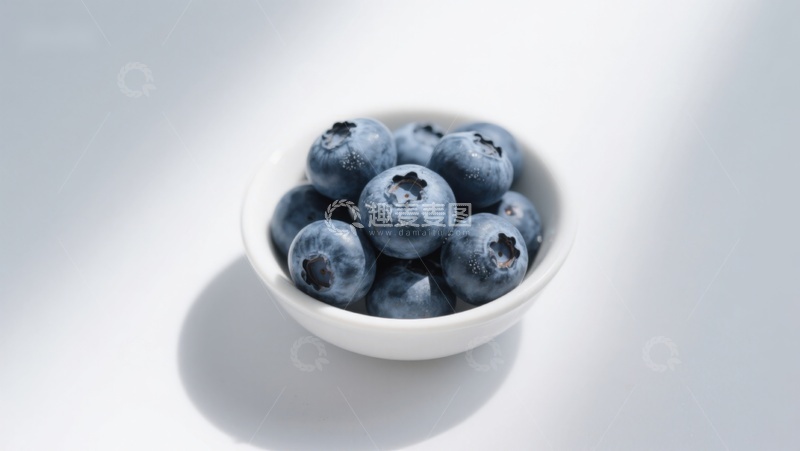 高清大图下载【趣麦麦图】-白色碗中的新鲜蓝莓