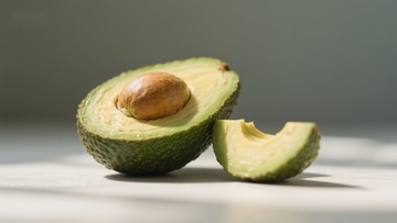 新鲜切开的牛油果