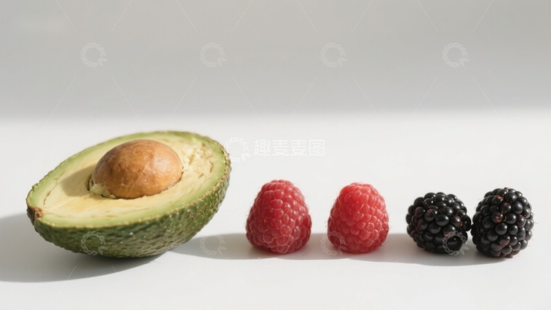 高清大图下载【趣麦麦图】半个牛油果与浆果的排列