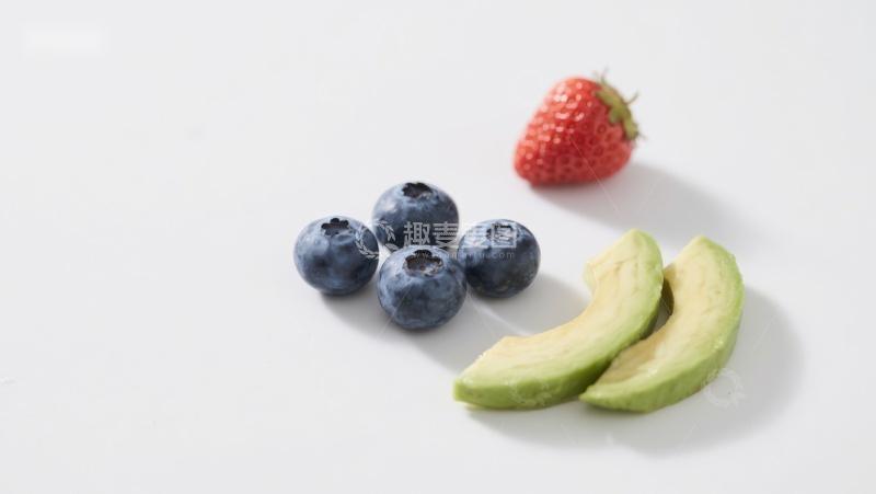 高清大图下载【趣麦麦图】新鲜水果组合：蓝莓、草莓与牛油果