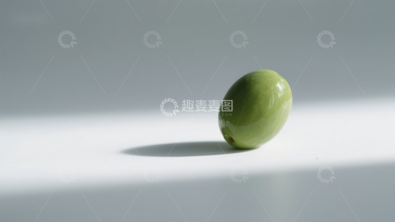 高清大图下载【趣麦麦图】单一绿色橄榄静置于明亮背景