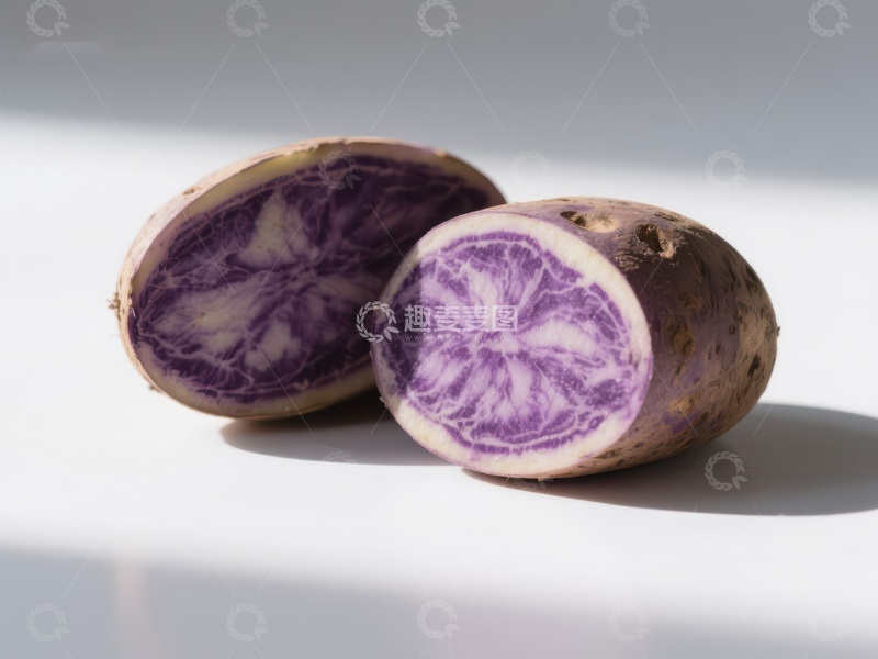 高清大图下载【趣麦麦图】紫色切开的土豆展示其独特纹理