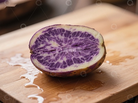 切开的紫色土豆展示独特纹理