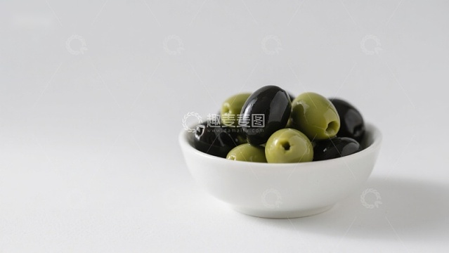 黑白橄榄置于白色碗中