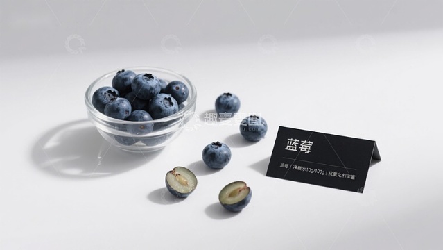 蓝莓展示：碗中与散落的果实